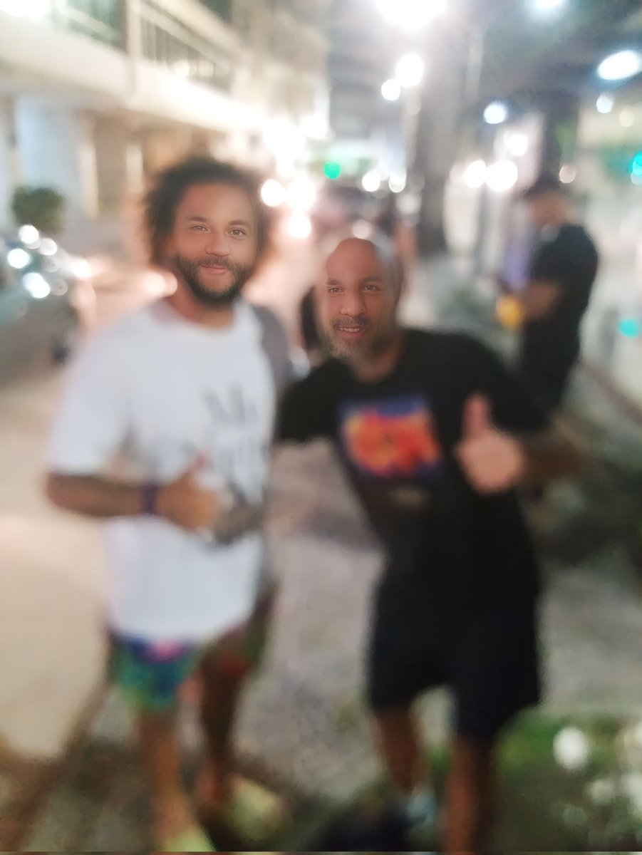 danihqueirozz's tweet photo. @correaclarinha_ @MarceloM12 Aí gente, e eu que fui tentar ajudar passando no Remini e olha como ficou 🤣🤡 https://t.co/TudeQsTUBm