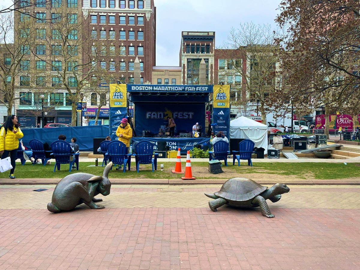 The Tortoise and the Hare in #CopleySquare are ready to run the #BostonMarathon this morning!

#aesopsfables #thetortoiseandthehare #bostonmarathon2023 #MarathonMonday #statues #childrensstory #childrensbooks #marathon #beautifulboston #running #marathonmorning