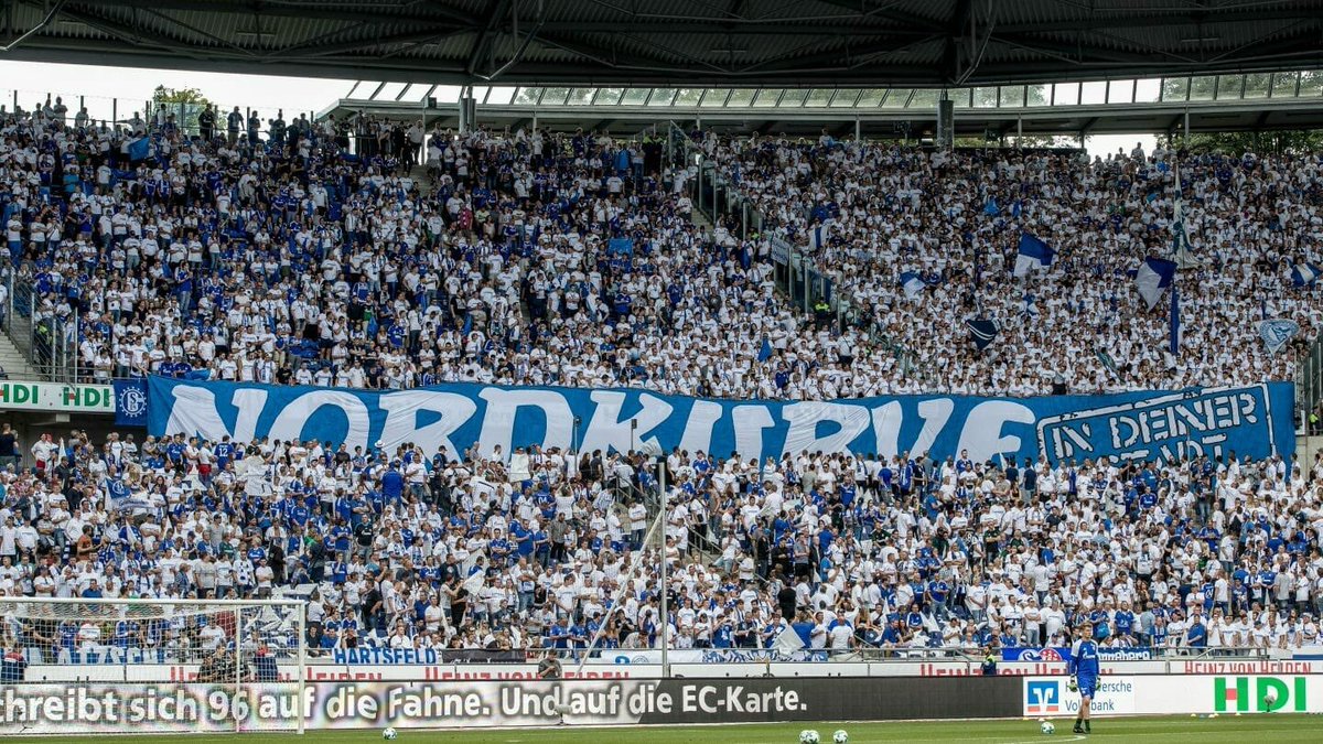 DasIstH0liwood's tweet photo. Sein Tweet ist so geil weil viele Leute so denken. Es stimmt, wieso gibt es SO VIELE Schalke Fans nach den letzten Jahren? #S04

Weil Schalke mehr ist als die Spieler, mehr als das Geld, mehr als die Leistung. Schalke ist eine Religion. 

Was ist Schalke für mich ? 
@s04 THREAD https://t.co/T4hzmq35pr