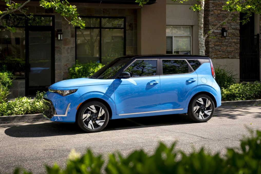 KiaFette's tweet photo. The sporty design of the Kia Soul will have you standing out and turning heads. https://t.co/4jNFQJYSAW 
#FetteKia #Kia #Cars #Carsforsale #Auto
#Automobiles #Carshopping #NewKia #NewSUV #KiaSUV https://t.co/IDmkaSDKbG