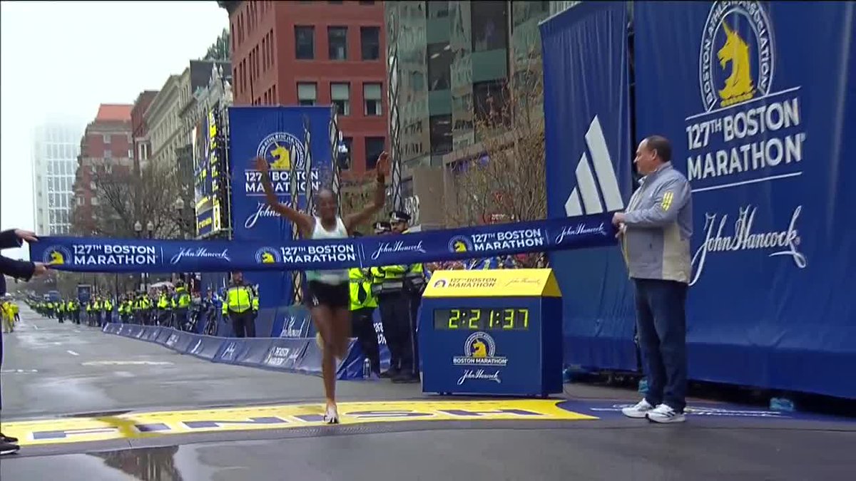 ESPNRun's tweet photo. ¡Hellen Obiri dio la sorpresa en #Boston! 🥇🇰🇪 La keniata, que logró su mejor marca personal, se coronó campeona de la carrera con un tiempo de 02:21:38. 

#MiraloEnStarPlus ▶️ https://t.co/93Rxbvt9Sk https://t.co/UV25XqDNCG