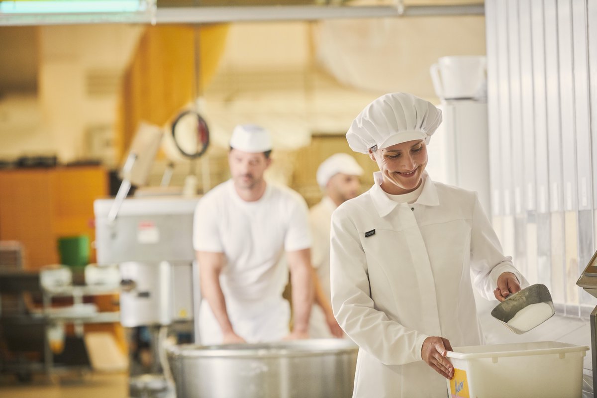 MEWA_CH's tweet image. Bequemer Sitz &amp;amp; professioneller Look - unsere Kollektion "Move Clean" für die Lebensmittelindustrie und den Handel ist nach DIN 10524 zertifiziert und erfüllt alle Anforderungen an Hygienekleidung. bit.ly/3L3UbPY. #mewaTM #textilsharing #hygiene #berufskleidung