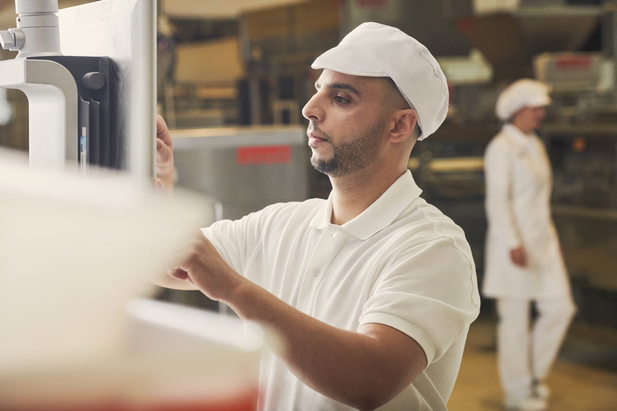 MEWA_CH's tweet image. Bequemer Sitz &amp;amp; professioneller Look - unsere Kollektion "Move Clean" für die Lebensmittelindustrie und den Handel ist nach DIN 10524 zertifiziert und erfüllt alle Anforderungen an Hygienekleidung. bit.ly/3L3UbPY. #mewaTM #textilsharing #hygiene #berufskleidung