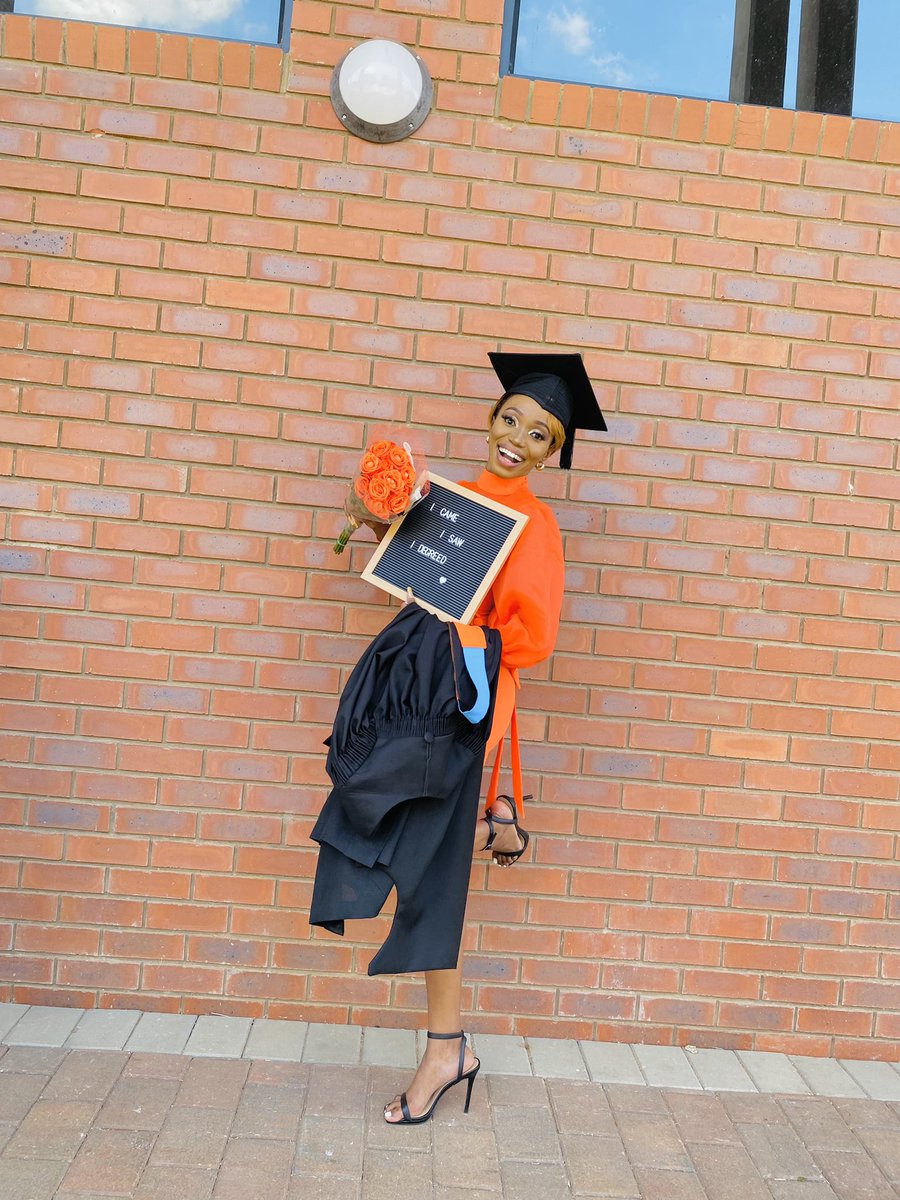 tinyikomaboonda's tweet photo. Thapelo tsaka di landile 🎓🎓🎓🎓

Degreed hun🥰🔥 https://t.co/8eKfQn6R3q