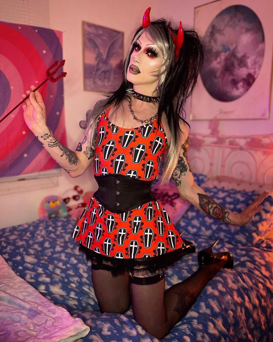 toofastclothing's tweet photo. Onyx absolutely killing this outfit 🖤 Get ready for spring with Too Fast ☀️🌊

#TooFastClothing #GothClothing #SpringGoth https://t.co/cd2yCq1Nd0