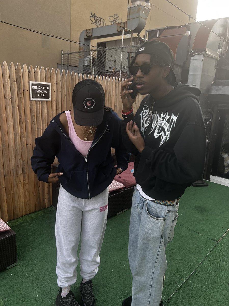 trypkelly's tweet photo. Outside with the gang https://t.co/wQukgJrqjX