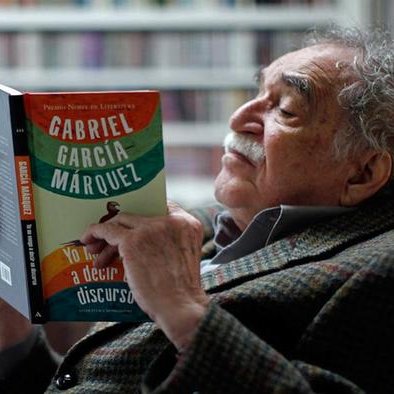 Hoy, #17deAbril, se cumplen 9 años del fallecimiento de Gabriel García Márquez y, a propósito de su legado, en este hilo les compartiré algunas curiosidades y datos anecdóticos sobre el autor. 🧵👇
#9AñosSinGabo