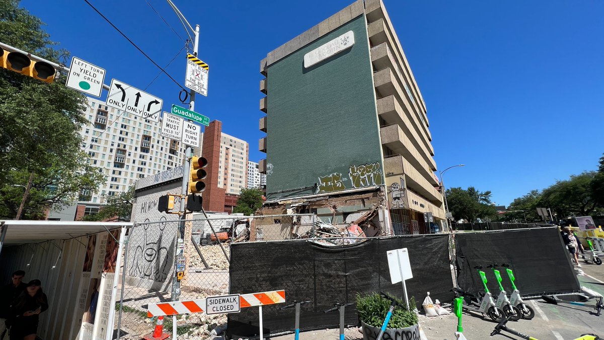 Austin's “Hi, How Are You” mural is being preserved as a new student housing project begins. The building the mural was attached to was demolished over the weekend. trib.al/iOYRKNe