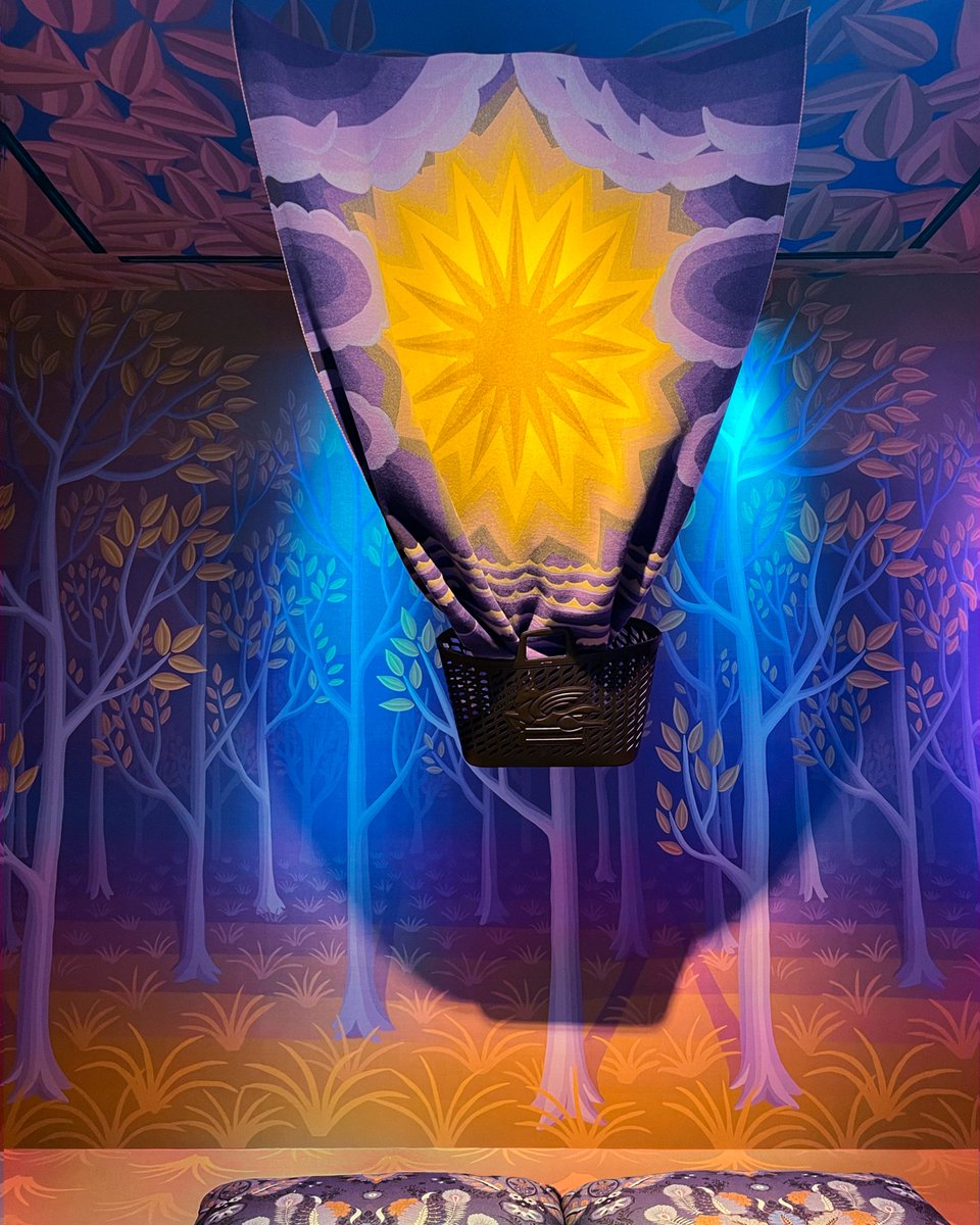 EtroOfficial's tweet photo. Woven Spectrum: a dreamy installation of soft visual artworks created by American artist #AmyLincoln in collaboration with Creative Director #MarcoDeVincenzo. Featuring at #Etro Home Collection Boutique for #MilanDesignWeek. https://t.co/9gvyg3Xeoz