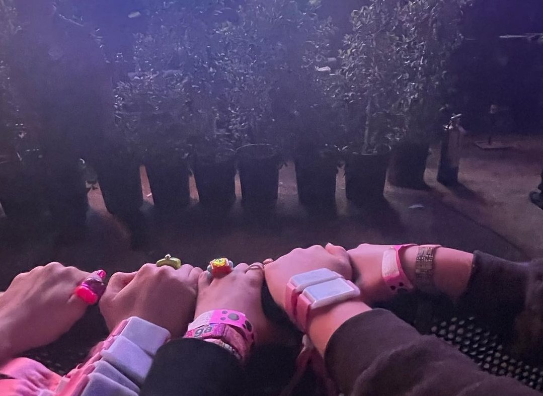 ellawgross's tweet photo. ay-yoooo coachella is sOoo 🔥🔥🔥🔥🔥
love you my blackpink unniedeul 🥺🔥💗 https://t.co/J2a0TZOE2Y
