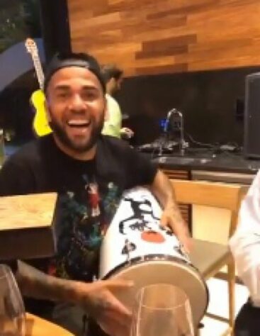 paisoltaram's tweet photo. Dani Alves foi advertido por ficar batucando na prisão. Ele improvisou um batuque batendo ritmicamente em tudo o que segurava. Os guardas abriram a cela para lembrá-lo de que não era hora, nem lugar de festas 🥁❌️

[UOL] https://t.co/qi6NwXsbRZ