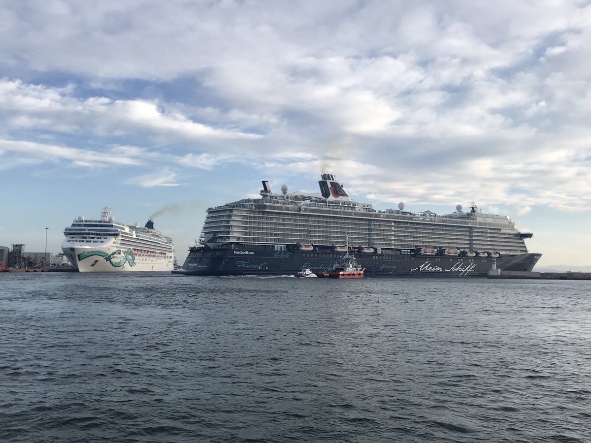In Port of Piraeus, #cruiseship MV ‘Mein Schiff 6” departing under the sunset ⁦@TUIGroup⁩ #MeinSchiff6 Built in 2017 at Meyer Turku in Finland, w/ 15 decks and accommodating 2,500 passengers #KaratzasImages