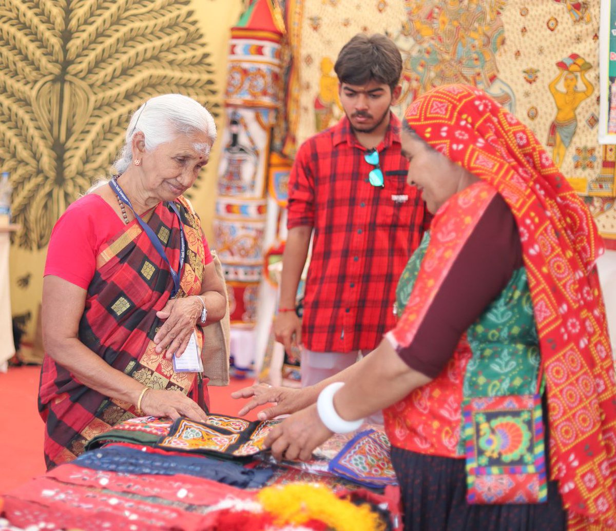 Textile Ministry holds exhibition of handloom and handicraft at Saurashtra Tamil Sangamam