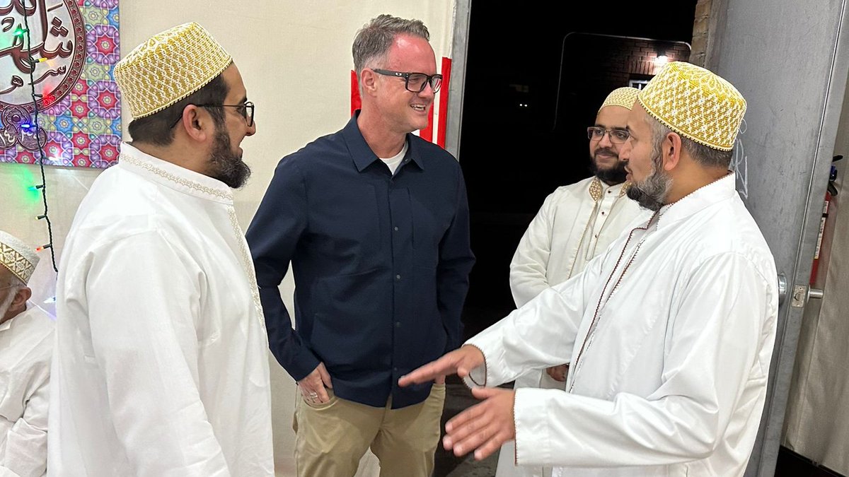 Bohras_Canada's tweet photo. Grateful to have @iainlovattws join us for an #iftar meal. With our growing presence in @townofws, we thank the Mayor and his team for their commitment and support to our @Dawoodi_Bohras community and our upcoming Stouffville Masjid Complex project in the area https://t.co/DU0eFdojkh