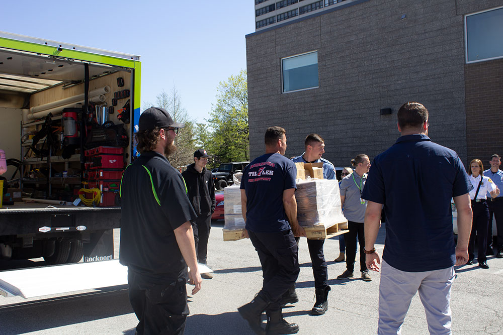 WCAIndy's tweet photo. Our team at Williams Comfort Air is thrilled to have had the opportunity to donate 475 First Alert CO detectors from @Resideo to the Indianapolis Fire Department @ifd_news! π π
See the full press release here! π https://t.co/iz5zkOvGD6
#MaxIFDPartnership #MaxCares https://t.co/zBUieRcgNf