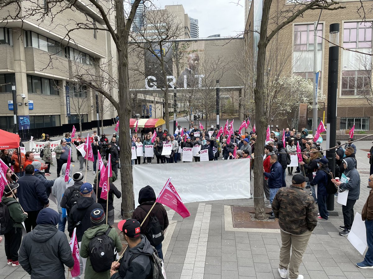 Solidarity with CUPE 233 ✊🏾❤️! @TorontoMet speaks of social justice and equity yet does not treat there workers with these values. Give custodians and maintenance workers a fair deal! #Justice4Workers #EnoughIsEnough #onLab