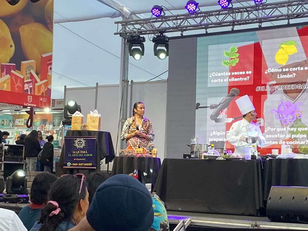 Que presentación más maravillosa en la #FeriadelLibro de #LaSerena , y con gente linda celebramos el #DíaDeLaCocinaChilena,cocinando con productos de nuestra región! 🥰🇨🇱 #ChileTeQuieroComer 
#ChefEdgardoAguilera
#RegióndeCoquimbo