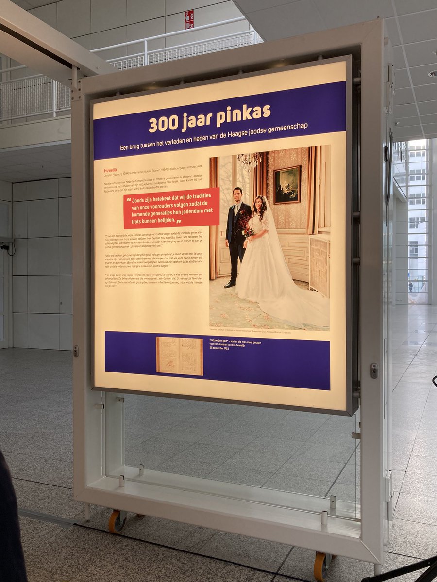 Prachtige tentoonstelling naar aanleiding van 300 jaar Haagse pinkas, het zogenaamde protocol/notulenboek over het Joodse leven. 

Mooi hoe de brug geslagen wordt naar het tegenwoordige Joodse leven in Den Haag. 

Gaat dat zien, tot 5 juni in het Atrium haagsgemeentearchief.nl/nieuws/eveneme…