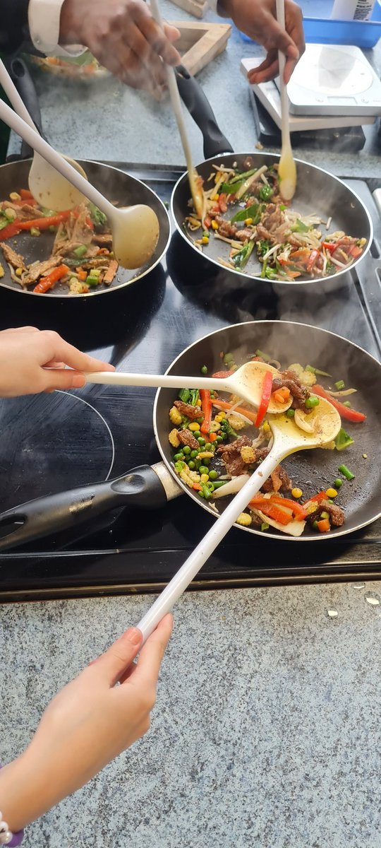 LyndonFood's tweet photo. Year 7 learning to stir fry. Colourful, healthy, nutritious and very very delicious 😋 @LyndonSchool @Summit_LT https://t.co/2RNuRIcrig