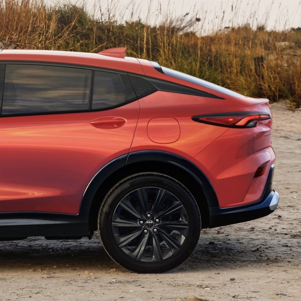 Lonso0's tweet photo. 🤩 #Buick #Envista se destapa como un SUV de toques premium con motor 1.2L Turbo de 136 HP. 👌

Al parecer estará ubicado por debajo de #EncoreGX a pesar de ser un poco más grande gracias a su estilo coupé, debuta con la nueva imagen de la marca con un frente dividido, una gran parrilla y un enfoque principalmente al mercado asiático.

Pero es gracias a este mercado que #GM está dando nueva vida a una marca que tiene décadas buscando ofrecer un poco más que los generalistas. Se espera que integre iluminación LED, además del sistema Ultrawide Infotainment Display de 19” a través de la combinación de pantallas.

En Estados Unidos ya tiene precio y arranca en $23,495 USD ($424,531.75 MXN) más impuestos y traslado. La versión Avenir, la más equipada de la gama tendrá un precio de $29,695 USD ($536,608.94 MXN), de nuevo, hay que agregar impuestos, traslado y extras.

¿Te gusta el nuevo rumbo que está tomando Buick? 🤔

#Turbo #Crossover #BuickEnvista #BuickCoupe @BuickMexico