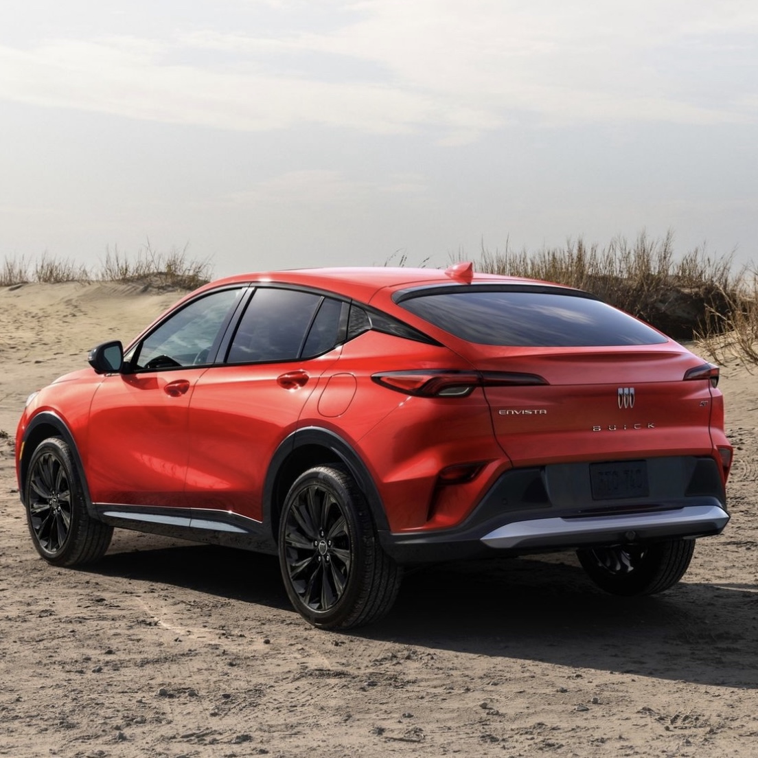 Lonso0's tweet photo. 🤩 #Buick #Envista se destapa como un SUV de toques premium con motor 1.2L Turbo de 136 HP. 👌

Al parecer estará ubicado por debajo de #EncoreGX a pesar de ser un poco más grande gracias a su estilo coupé, debuta con la nueva imagen de la marca con un frente dividido, una gran parrilla y un enfoque principalmente al mercado asiático.

Pero es gracias a este mercado que #GM está dando nueva vida a una marca que tiene décadas buscando ofrecer un poco más que los generalistas. Se espera que integre iluminación LED, además del sistema Ultrawide Infotainment Display de 19” a través de la combinación de pantallas.

En Estados Unidos ya tiene precio y arranca en $23,495 USD ($424,531.75 MXN) más impuestos y traslado. La versión Avenir, la más equipada de la gama tendrá un precio de $29,695 USD ($536,608.94 MXN), de nuevo, hay que agregar impuestos, traslado y extras.

¿Te gusta el nuevo rumbo que está tomando Buick? 🤔

#Turbo #Crossover #BuickEnvista #BuickCoupe @BuickMexico