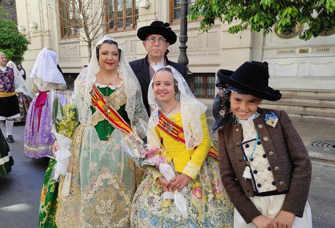 FallaQuartExVel's tweet photo. Nuestros representantes del 2023 Mariam, Alejandro, Valeria y Erick participaron en la Ofrenda a San Vicente Ferrer, Altar del Santo Ángel Custodio

Agradecemos a los Clavarios Jose y Victoria por la invitación. https://t.co/giZQLcG98B