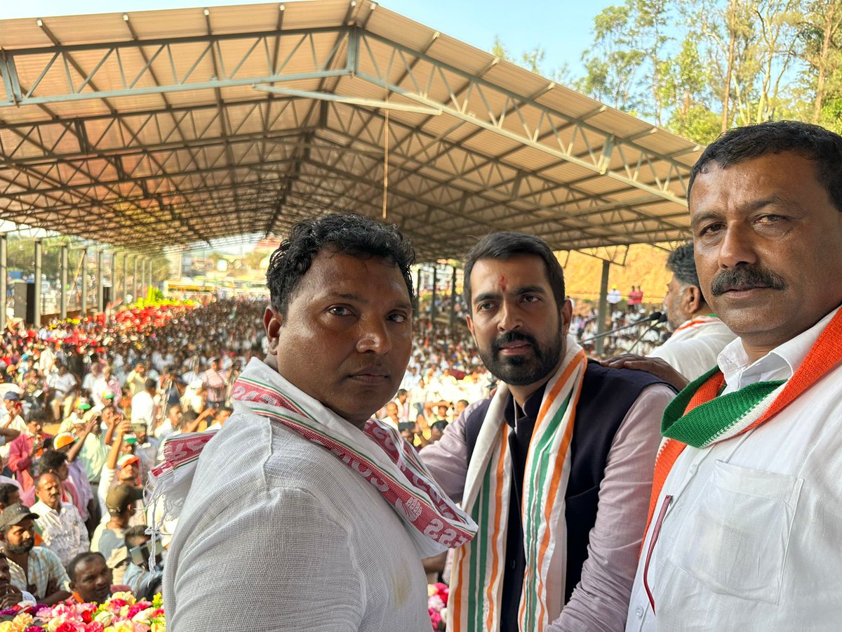 srinivasiyc's tweet photo. The crowds bear witness to a change at Madikeri, Karnataka.

Glad to be a part of the massive Nomination rally of Congress Candidate Dr. Mantar Gowda along with the @INCKarnataka President Sri @DKShivakumar ji &amp; others. https://t.co/7OuM6axMPh