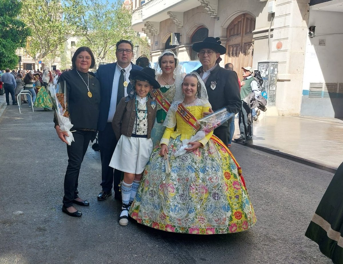 FallaQuartExVel's tweet photo. Nuestros representantes del 2023 Mariam, Alejandro, Valeria y Erick participaron en la Ofrenda a San Vicente Ferrer, Altar del Santo Ángel Custodio

Agradecemos a los Clavarios Jose y Victoria por la invitación. https://t.co/giZQLcG98B