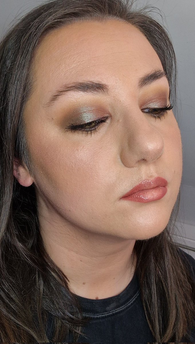 Unedited work glam using @beautybay pigments and gel liner, @TrixieCosmetics x @JunoBirch palette, @W7makeup brow balm, @CollectionLove lip liner and @Maybelline superstay vinyl ink