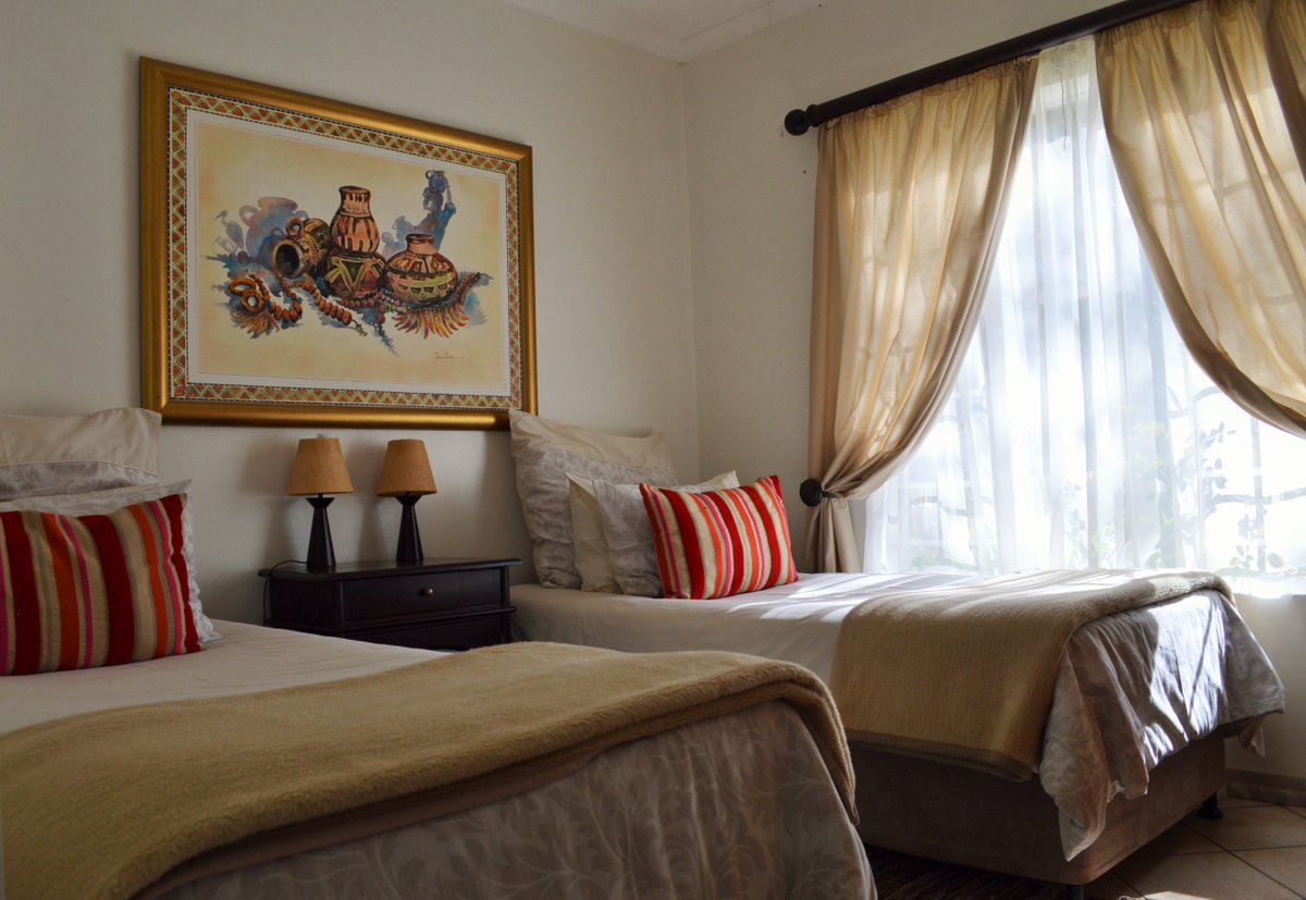 ArtistCottages's tweet photo. Each of our cottages has 2 bedrooms, 1 bathroom, open plan kitchen and lounge with a fireplace plus a patio with a Weber braai.

#dullstroom #mpumalanga #SouthAfrica #roadtrip #shotleft #Travel #travelsouthafrica #sharesouthafrica #dullstroomartistcottages https://t.co/0lIQNQEndc