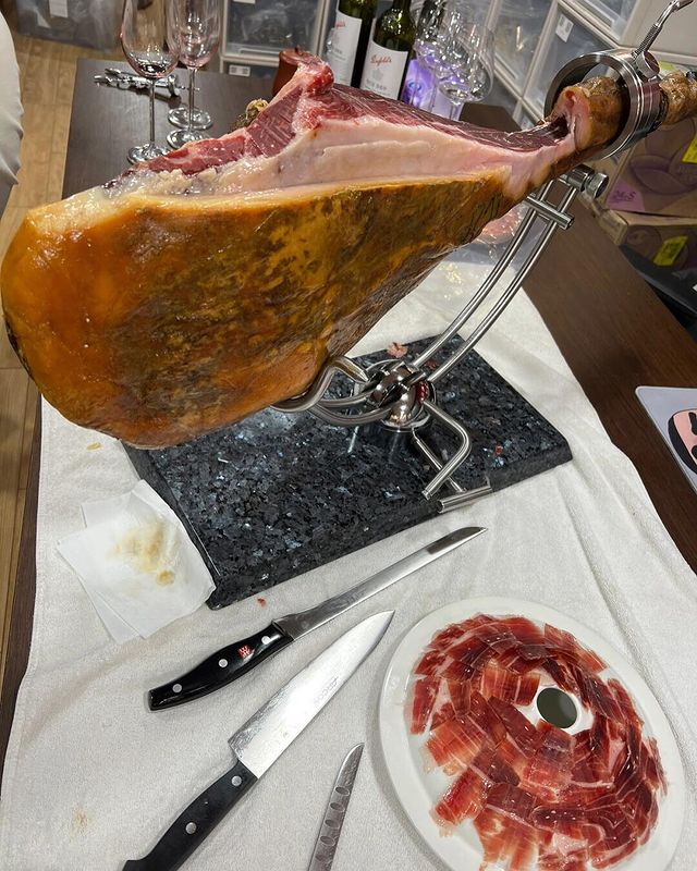 KeLin_1987's tweet image. Cut a Spanish ham and open a few bottles of red wine🍷