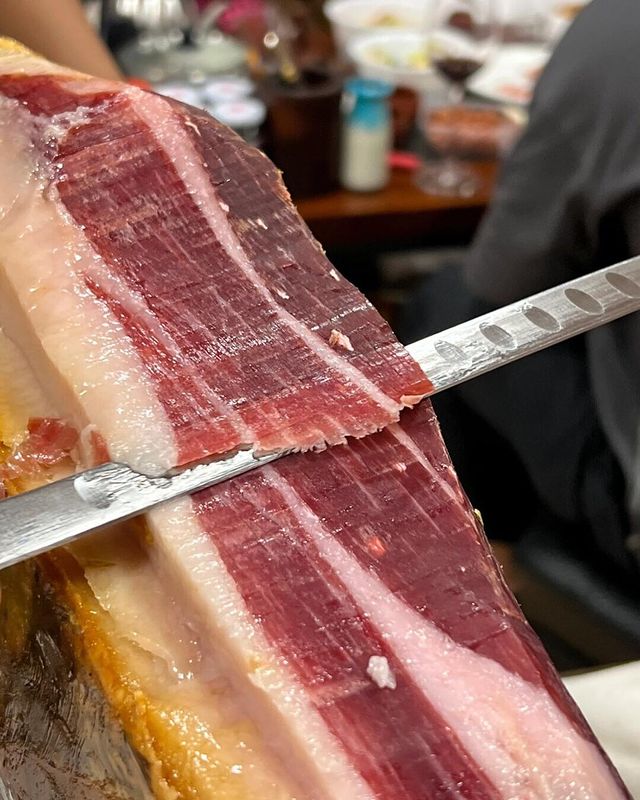 KeLin_1987's tweet image. Cut a Spanish ham and open a few bottles of red wine🍷