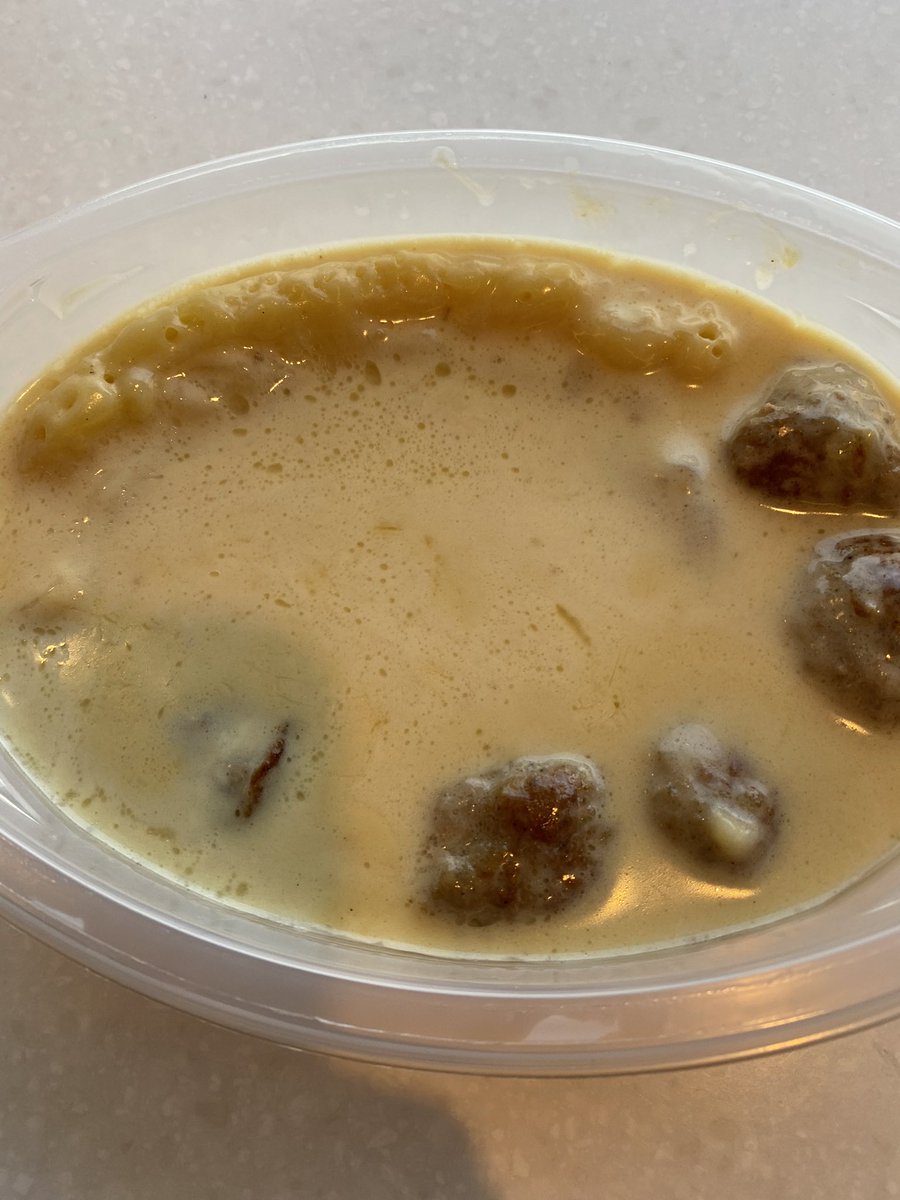 Festar till det i SJ:s bistro. Tror det ljusa ska vara potatismos, men jag är inte säker. 🙄