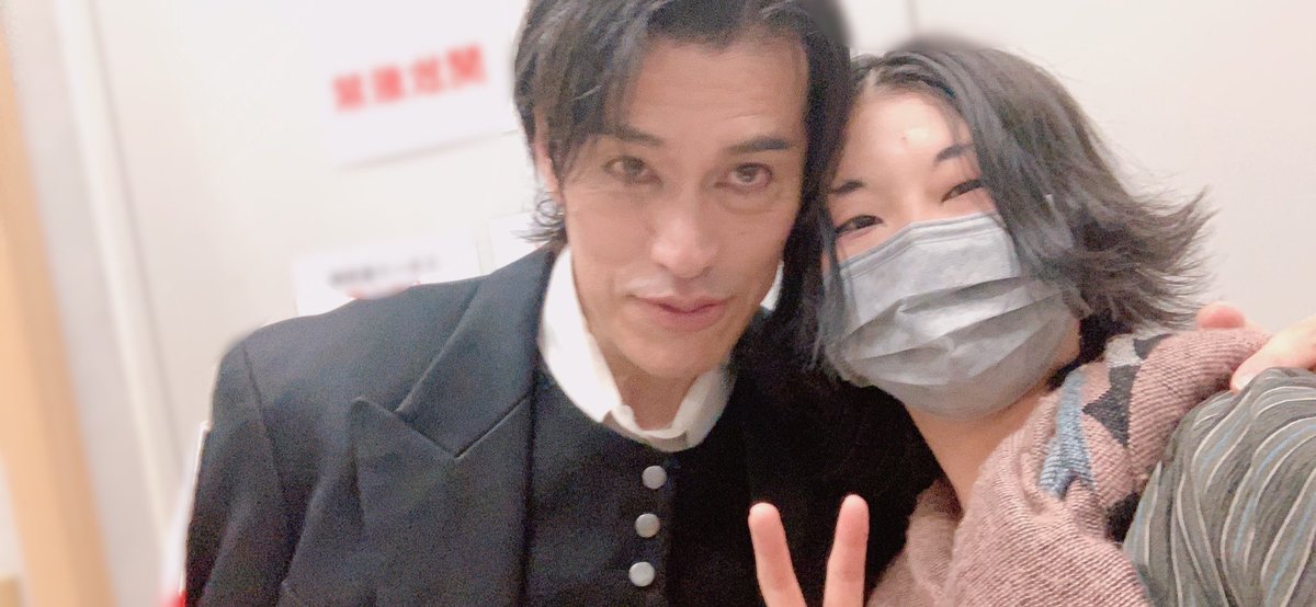 shikata_sssss's tweet photo. 先日『#五稜の桜』でご一緒させていただいた #松田優 さんの一人芝居『友よ』も観れたー！！運が良いぜー！！『マッドドッグ』を最近見たばっかりだったので、世界観にスッと入りました！！！
銃を発射するモーションかっこいい！

 写真撮ってもらったー✌️(￣ν￣)

#STF2023 https://t.co/VrR2hv4MHt