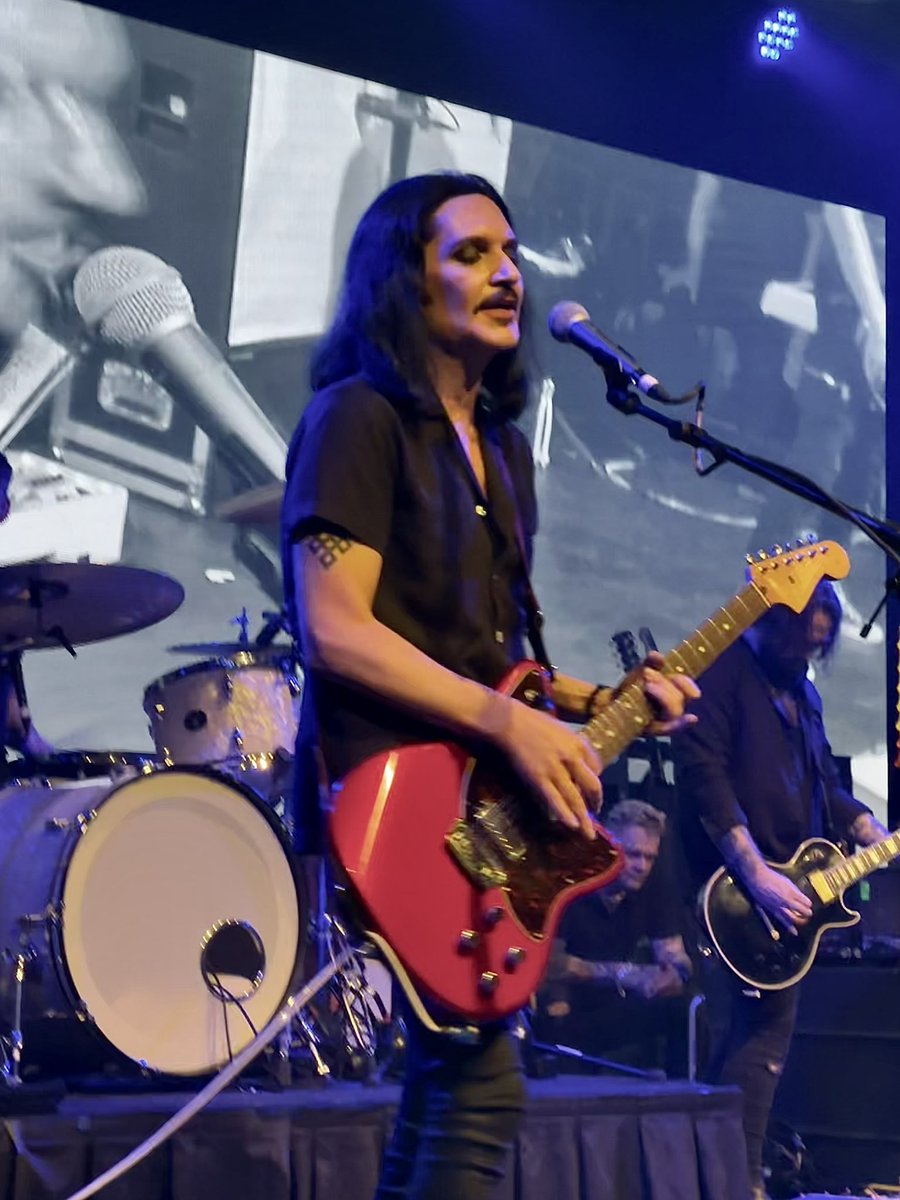 marie_pain's tweet photo. Esta es la única foto que tomé anoche en el @LunarioMx .  Por petición de @PLACEBOWORLD , No celulares durante el concierto “Por favor, ¡estén aquí y ahora!” Y fue maravilloso 🖤 https://t.co/Bx5eeq87Mi