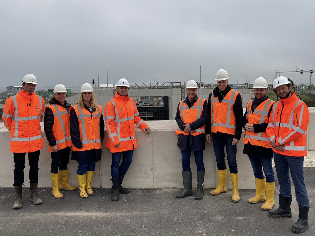 De sluizen van Kornwerderzand zijn een belangrijke verbinding voor het IJsselmeer. Rijkswaterstaat bouwt een nieuwe keersluis om hoogwater tegen te houden en grotere schepen te laten varen. Goed om vandaag oa te zien hoe de bouw van de nieuwe keersluis gaat.