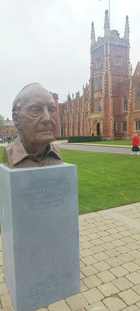 A fitting tribute to George J. Mitchell was unveiled at Queen's University Belfast today.

His patient, empathetic leadership provided the foundation for our peace.

He will be remembered...
#Agreement25 
#qub 
#leadership