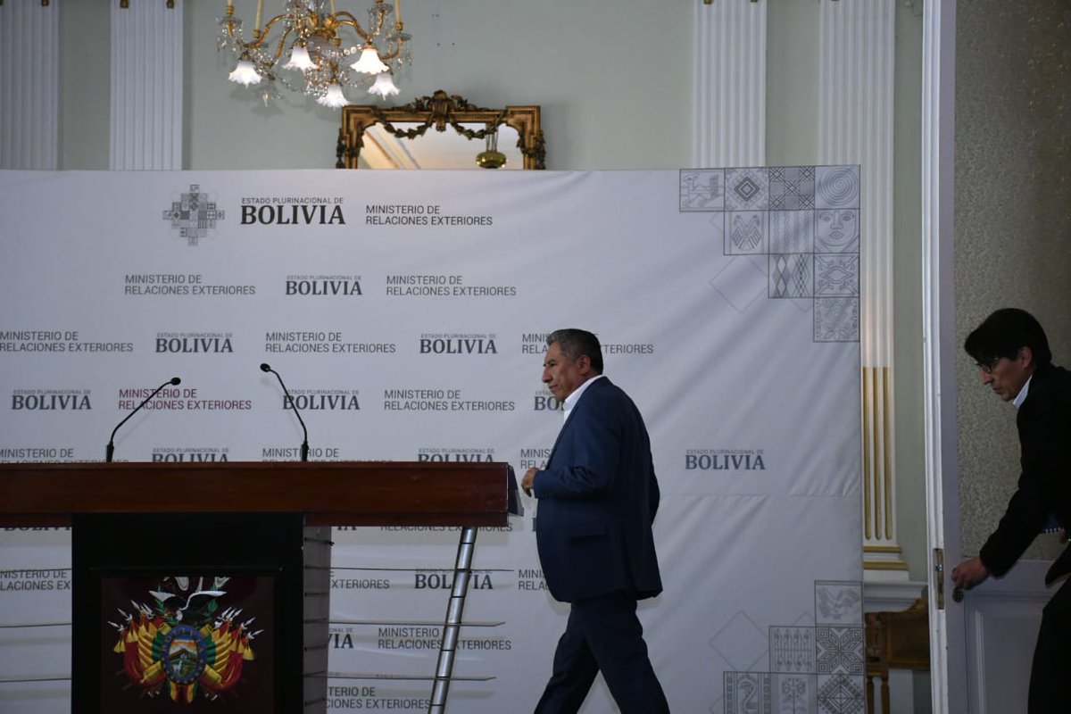 pagina_siete's tweet photo. #P7Informa El Ministro de Relaciones Exteriores #RogelioMayta informó este lunes sobre la visita protocolar a #Bolivia del subsecretario adjunto del Departamento de Estado de Estados Unidos #MarkWells. / Fotos: APG https://t.co/UVGeiulIHi