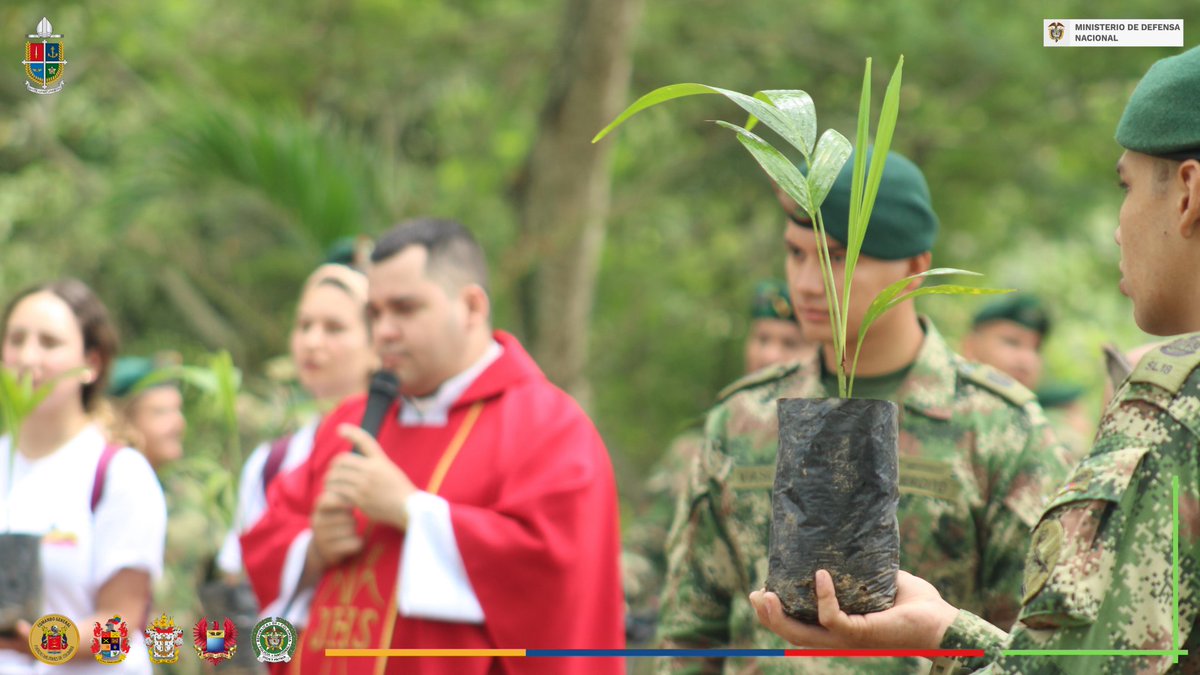 ObisCastrense's tweet image. "Familias Misioneras" y "Fruto del Madero", misioneros voluntarios quienes dieron reconocimientos a todo el personal de la #ESPRO entre ellos una carta escrita por niños agradeciendo la labor del día a día del Soldado en el Grado del Curso N° 72 del @COL_EJERCITO