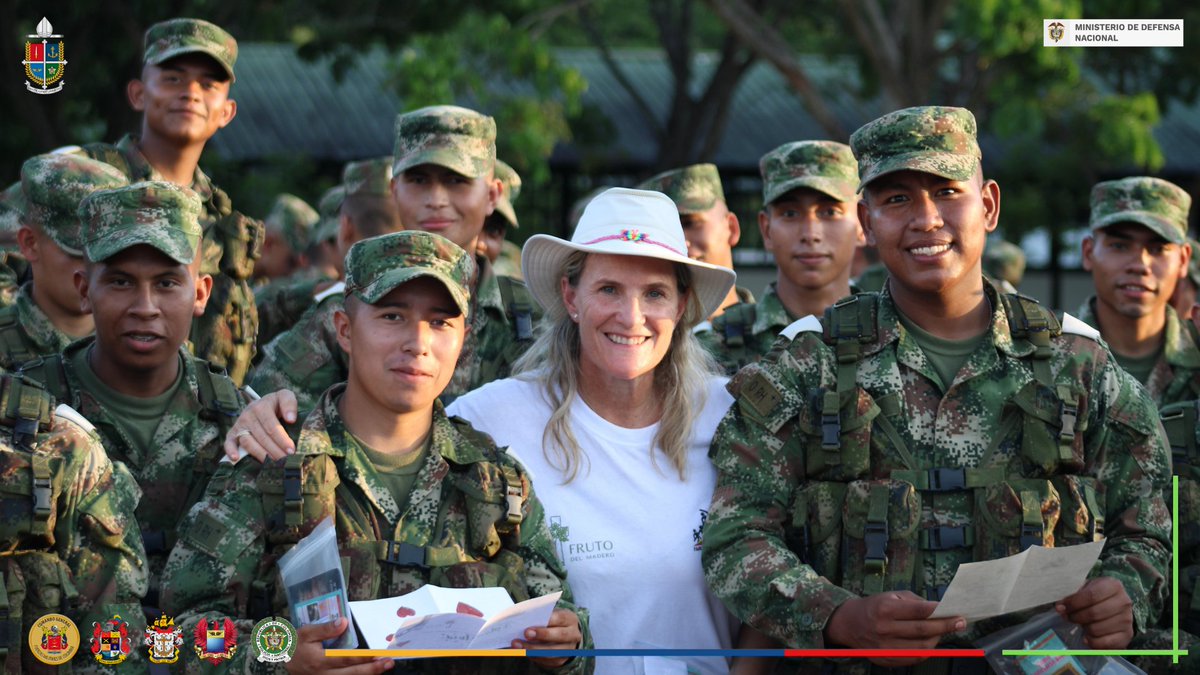 ObisCastrense's tweet image. "Familias Misioneras" y "Fruto del Madero", misioneros voluntarios quienes dieron reconocimientos a todo el personal de la #ESPRO entre ellos una carta escrita por niños agradeciendo la labor del día a día del Soldado en el Grado del Curso N° 72 del @COL_EJERCITO