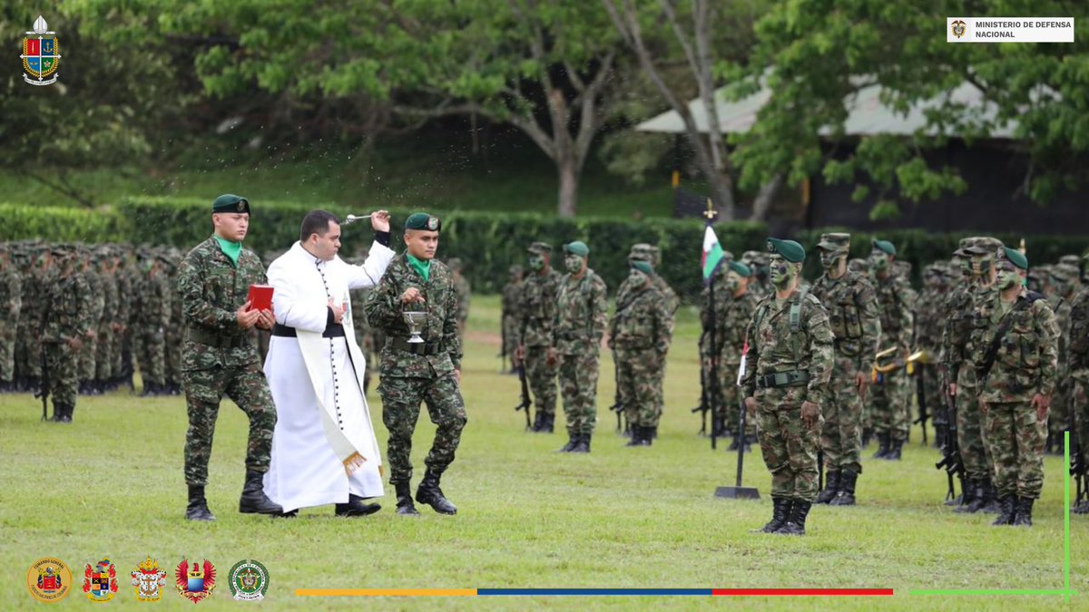 ObisCastrense's tweet image. "Familias Misioneras" y "Fruto del Madero", misioneros voluntarios quienes dieron reconocimientos a todo el personal de la #ESPRO entre ellos una carta escrita por niños agradeciendo la labor del día a día del Soldado en el Grado del Curso N° 72 del @COL_EJERCITO