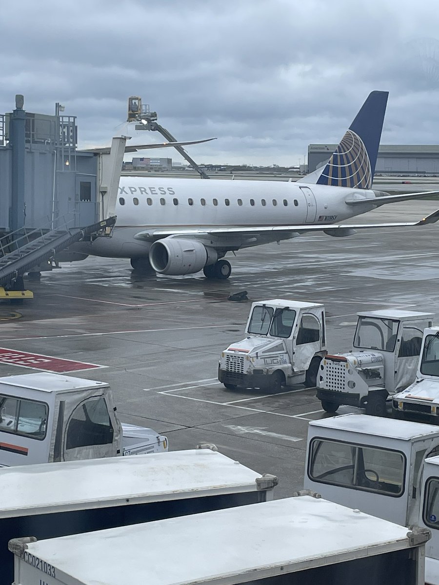 80 degrees last week and 30 degrees today! Crazy spring wx at ORD brings out the deicing trucks again! #SafetyAdvocates walking the ramp ensuring no #STF and handing out hearing protection. @clarida123 @kennyjets67 @OrdSafetyUnited @OmarIdris707 @HermesPinedaUA