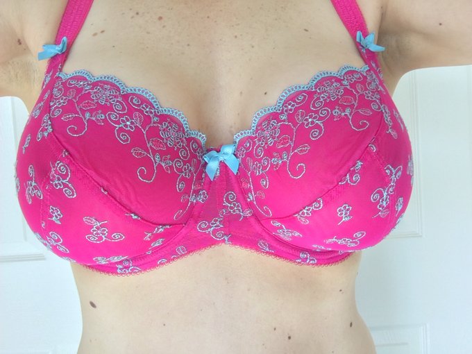 #30daysoflingerie #34g #pinkbra #podcasters https://t.co/PIM2c0Ks4Z<a href="/tag/30daysoflingerie"class="tags">#30daysoflingerie</a><a href="/tag/34g"class="tags">#34g</a><a href="/tag/pinkbra"class="tags">#pinkbra</a><a href="/tag/podcasters"class="tags">#podcasters</a>