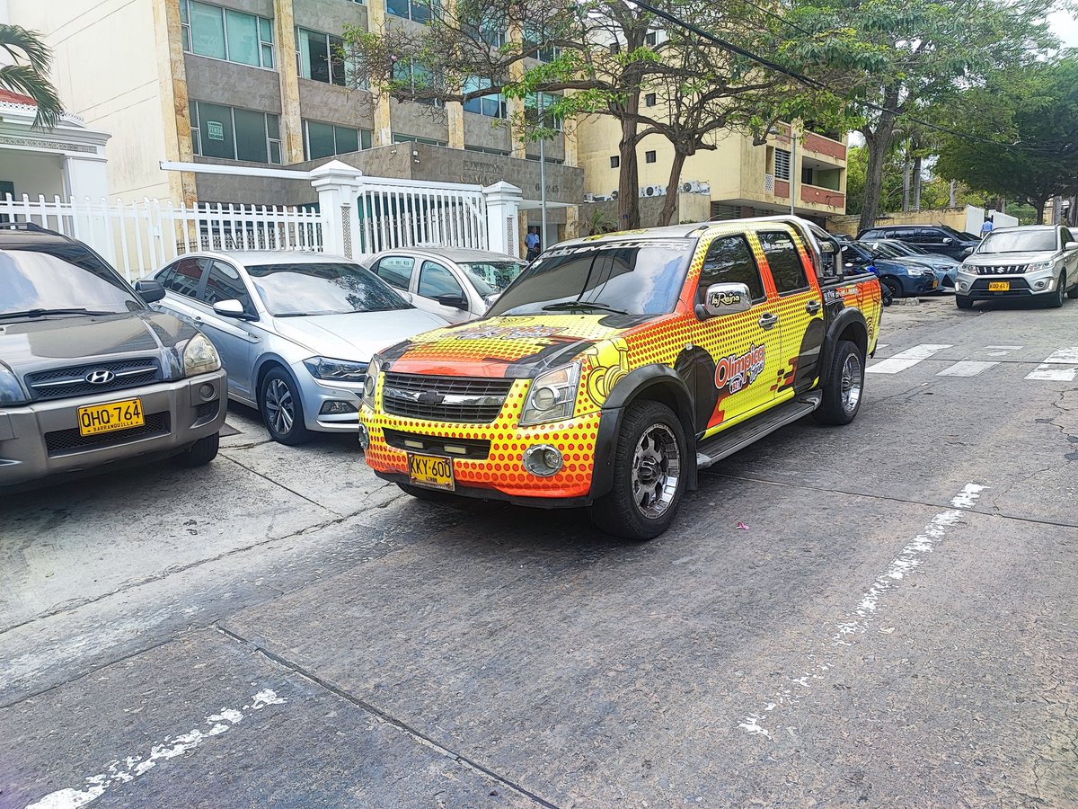 alhucema1986's tweet photo. @LaReina986 @OlimpicoCol @TransitoBaq este carro de la emisora la reina de olímpica está mal parqueado en la 54 frente a la sede de posgrados de la universidad simón Bolivar que falta de respeto. https://t.co/pRb4ynqzZv