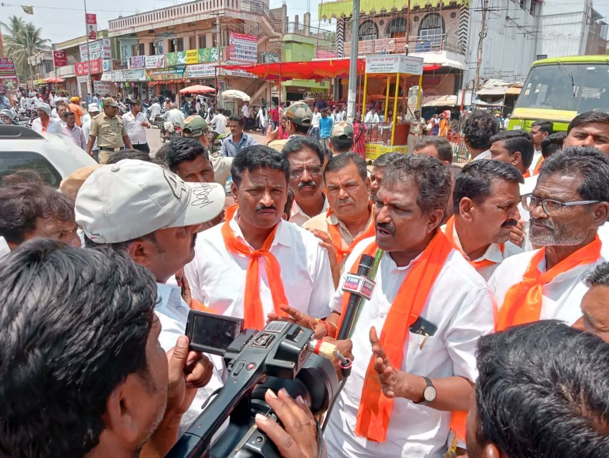 N_S_Narendra's tweet photo. ಇಂದು ನಾಮಪತ್ರ ಸಲ್ಲಿಕೆಗೂ ಮುನ್ನ ಹಾಗೂ ಸಲ್ಲಿಸಿದ ನಂತರ ಪತ್ರಿಕಾ ಹಾಗೂ ಹಾಗೂ ಸುದ್ದಿಗೋಷ್ಠೀಯಲ್ಲಿ ಮಾತನಾಡಿದ ಭಾಜಪಾ ಅಭ್ಯರ್ಥಿ ಹಾಗೂ ಶ್ರೀ ಧನಲಕ್ಷ್ಮೀ ಸಹಕಾರಿ ಸಕ್ಕರೆ ಕಾರ್ಖಾನೆಯ ಅಧ್ಯಕ್ಷರು ಶ್ರೀ ಮಲ್ಲಣ್ಣಾ ಯಾದವಾಡ ರವರು ಸಂಧರ್ಭ .. 

#Elections2023 #ramdurg #ರಾಮದುರ್ಗ https://t.co/rRCFWbFUqR