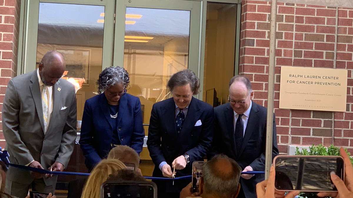 Finally, after all the presentations were over, it was time for the official ribbon cutting! ✂️🎀 From left to right: DC Deputy Mayor (@DMHHS_DC), Dr. Lucile Adams-Campbell (of @LombardiCancer), David Lauren (of @RalphLauren), and John DeGioia (of @Georgetown). [4/5]