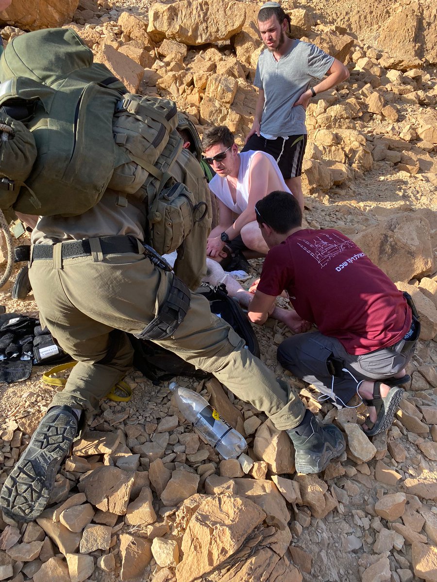 CHAMiT1221's tweet photo. הייתי בטיול בנחל ערוגות, צעיר בן 20 התייבש, טיפלתי בו עד שהגיעו 669 וחילצו אותו. הורדתי חולצה כדי לסוכך עליו בגלל החום. היה מתיש, אבל העיקר שהצעיר ניצל.  בסוף גם יצא כתבה בחדשות.
https://t.co/x0dAsEchGu https://t.co/ZqNoMxM0ml