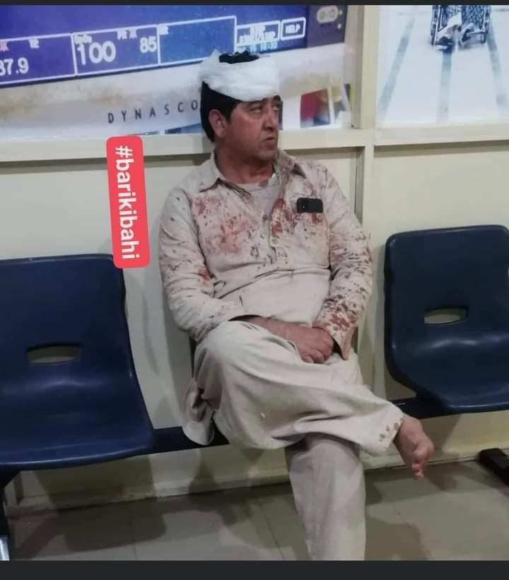 Mafiakadushman's tweet photo. جاوید بٹ راولپنڈی میں رکشہ ڈرائیور تھا ، پی ٹی آئی @PTIofficial نے ورکر کو ٹکٹ دی. 
Today people of his constituency hot hold of him. All lotas deserve this treatment. 
@TeamiPians @TeamPakRising @ActiveInsafians #FOIK https://t.co/AbCqNXruSP