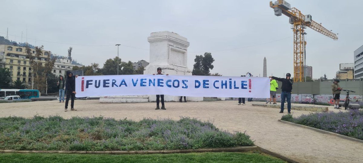 Auntenemospatr1's tweet photo. La realidad es simple.

La inmigración fue el golpe de gracia a nuestra nación, de los políticos vende patria a esta lacra.

Mensaje directo y certero, sin medias tintas.

#venezolanos #Venezuela #moneda #Hassler https://t.co/ORAvf8DLUV