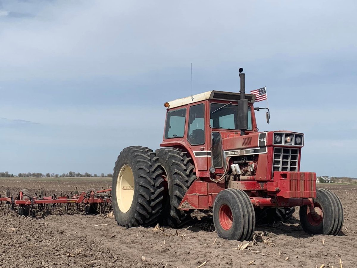 "Putting them to work!"
📷: Eric Stanley - Farmington, IL
#MachineCrushMonday #Merica #oldiron